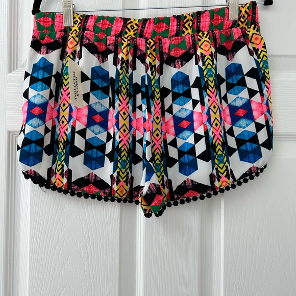 NWT Forever 21 shorts. Size large. Gorgeous patterned shorts ! - Picture 4 of 12